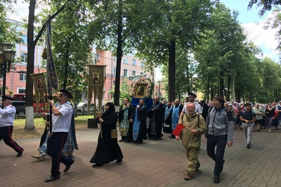 Движение крестного хода по Первомайскому бульвару города Ярославля - 25 июня 2019 года. Фото Казанский-женский-монастырь.рф
