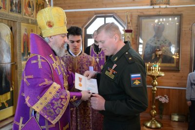 Епископ Плесецкий Александр вручает награды военнослужащим космодрома "Плесецк"
