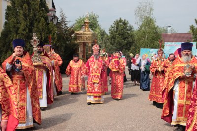 Крестный ход возглавляет архиепископ Элистинский и Калмыцкий Юстиниан