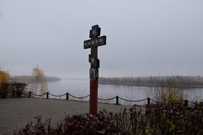 Крест, установленный на месте переправы советских войск на Невский пятачок в период 1941-43 годов. Правый берег Невы.