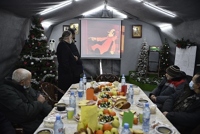 Рождественская праздничная трапеза в "Ангаре спасения" 7 января 2021 года.