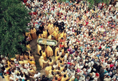 Крестный ход с мощами святителя Луки вокруг Свято-Троицкого кафедрального собора. 11 июня 1997 года. Фото Александра Кадникова.