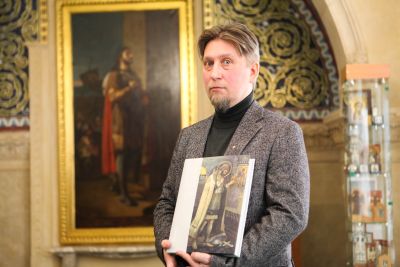 Дмитрий Мироненко со своей книгой «Образ святого Александра Невского в русском искусстве XVI — начала XXI вв.»