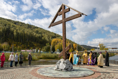 Молебен в день основания Алтайской духовной миссии у Поклонного креста, установленного в память ее основания.