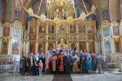 Выпускники гимназии с родителями и учителями в Богоявленском соборе