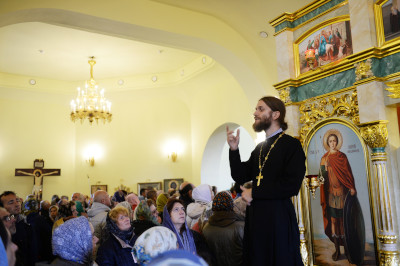 За Божественной литургией с сурдопереводом на московском приходе Всех святых Церкви Русской в Новокосине
