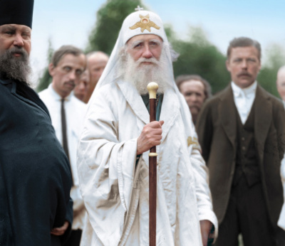 Патриарх Тихон среди прихожан во время посещения одной из церквей Ярославля. Фотограф Николай Свищов-Паола. Между 27 сентября и 2 октября 1918 г.