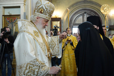 Святейший Патриарх Кирилл награждает игумению Ксению (Чернегу) крестом с украшениями
