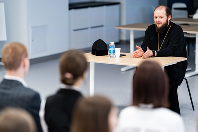 Архиепископ Подольский и Люберецкий Аксий беседует со школьниками