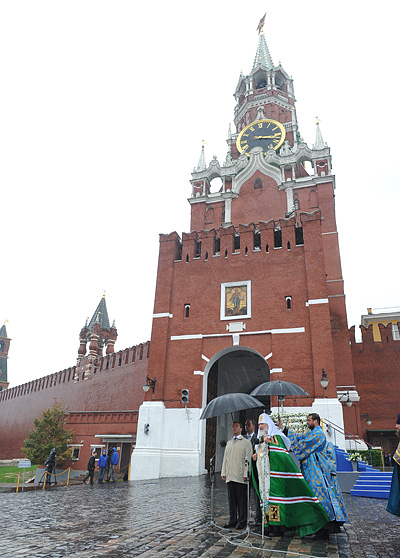 Икона Спасителя вновь на Спасской башне Кремля