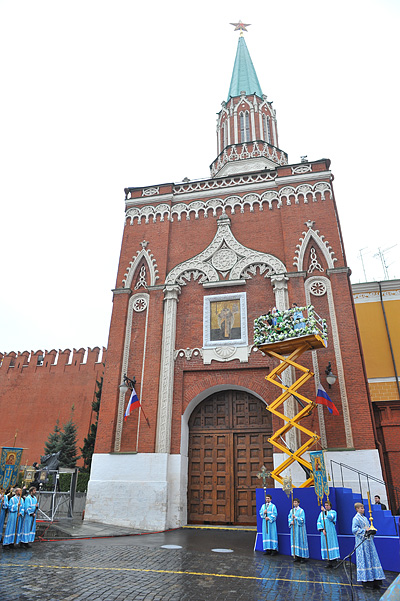 Владимир Якунин: справедливость восстановлена. На башни Московского Кремля возвращены надвратные иконы