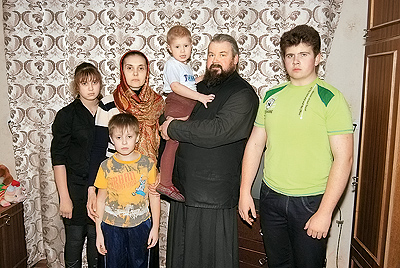 прот. Андрей Комаров вместе с семьей