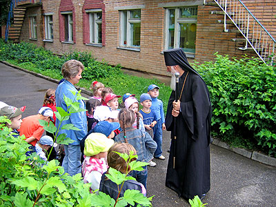 архиепископ Людиновский Георгий (Грязнов) с детьми