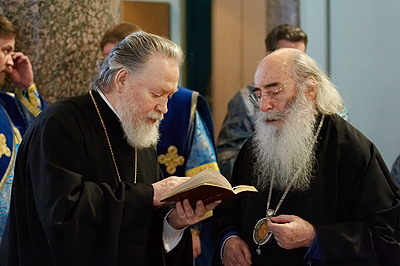 протоиерей Павел Красноцветов и митрополит Санкт-Петербургский и Ладожский Владимир перед службой
