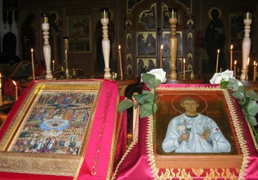 Богослужение в соборе Новомучеников и исповедников Российских в Мюнхене 5 февраля. Справа - новонаписанная икона Александра Шмореля