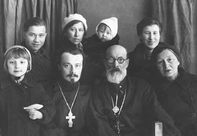 Семья Правдолюбовых (отец Анатолий - в нижнем ряду второй слева), . Спасск-Рязанский, 1947 год