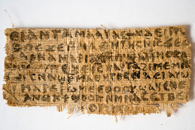 Папирусный фрагмент апокрифического Евангелия на коптском языке. IV век. Приблизительные размеры: 4 х 7,6 см. Лицевая сторона