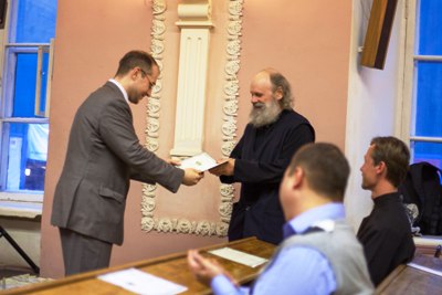 Секретарь Ученого совета ОЦАД Александр Мраморнов вручает слушателям удостоверения о повышении квалификации. Фото Алексея Хлебина