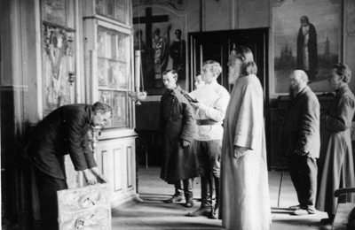 Снятие драгоценного оклада с иконы во время изъятия церковных ценностей. 1921 г.
