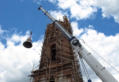 Подъем благовестника на восстановленную колокольню Выксунского Иверского женского монастыря