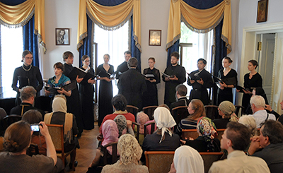 Молодежный хор приходов русского зарубежья выступил в Марфо-Мариинской обители милосердия.