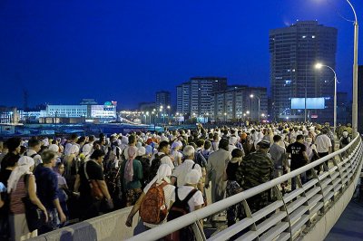 Сегодня ночью в Екатеринбурге в крестном ходе участвовали полсотни тысяч человек