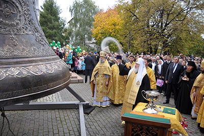 Святейший Патриарх Кирилл освящает шестнадцатитонный колокол, отлитый в честь 400-летия правления династии Романовых.
