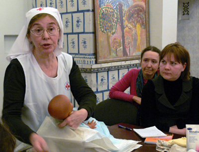 Слушательницы совмещают теоретические занятия с практикой, которую они проходят в семьях под присмотром опытных сестер милосердия. Фото miloserdie.ru
