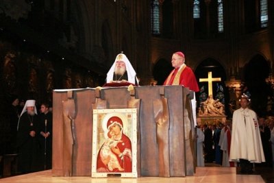 Владимирскую икону Божией Матери Патриарх Алексий II преподнес в дар Нотр-Дам-де-Пари в 2007 году