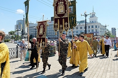 Более ста десантников прошли Крестным ходом в день св.Ильи Пророка по одной из центральных улиц Хабаровска