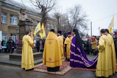 В Саратовской митрополии освящен памятник святителю Крымскому Луке