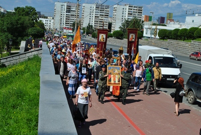 В малом крестном ходе в Екатеринбурге приняло участие 2000 человек